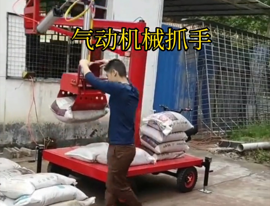 虎林市机械抓手水泥机械抓手码垛卸货神器青储搬运机操作方便吗机械臂搬运操作方便吗机械抓手